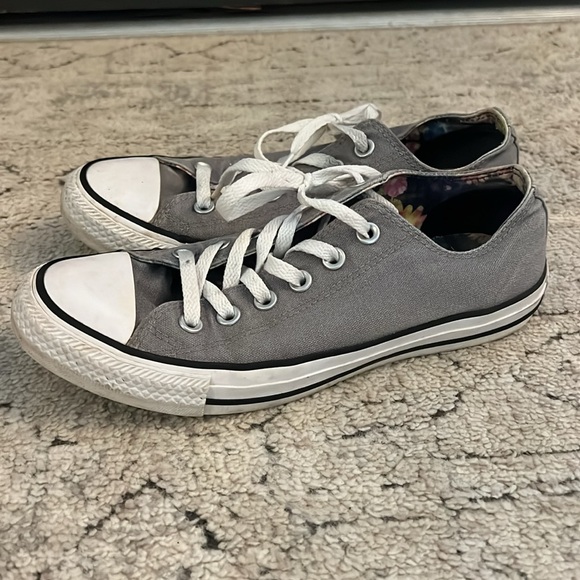 Converse women’s size 8 gray - Picture 3 of 4